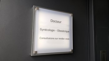 Plaque pro lumineuse leds écarteurs carrés inox-anonyme