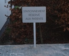 plaque parking sur poteau