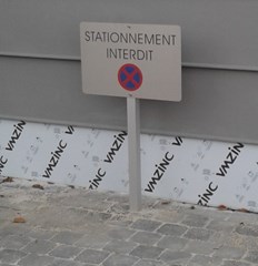 plaque parking sur poteau-2