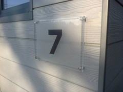 numéro de porte plexi + sablé + écarteurs inox